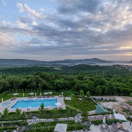 Montenegro Lodge Kavac Exterior photo View of the resort