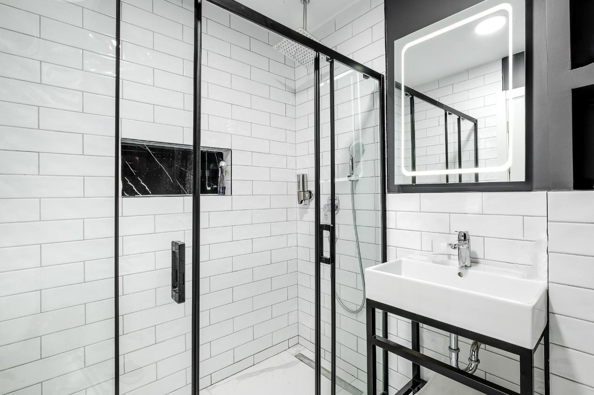 Montenegro Lodge Kavac Room photo A shower enclosure