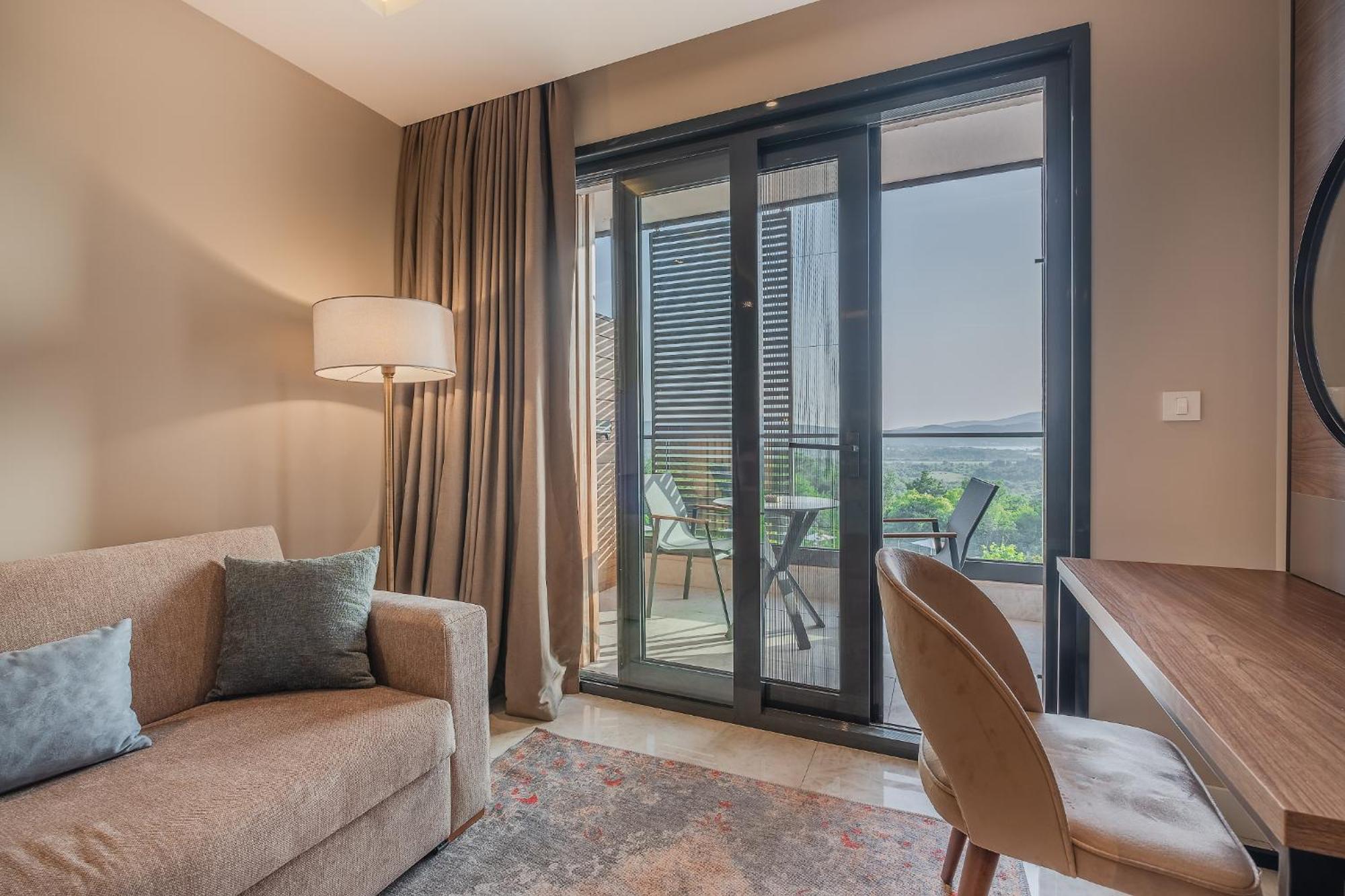Montenegro Lodge Kavac Room photo A living room with a sliding door