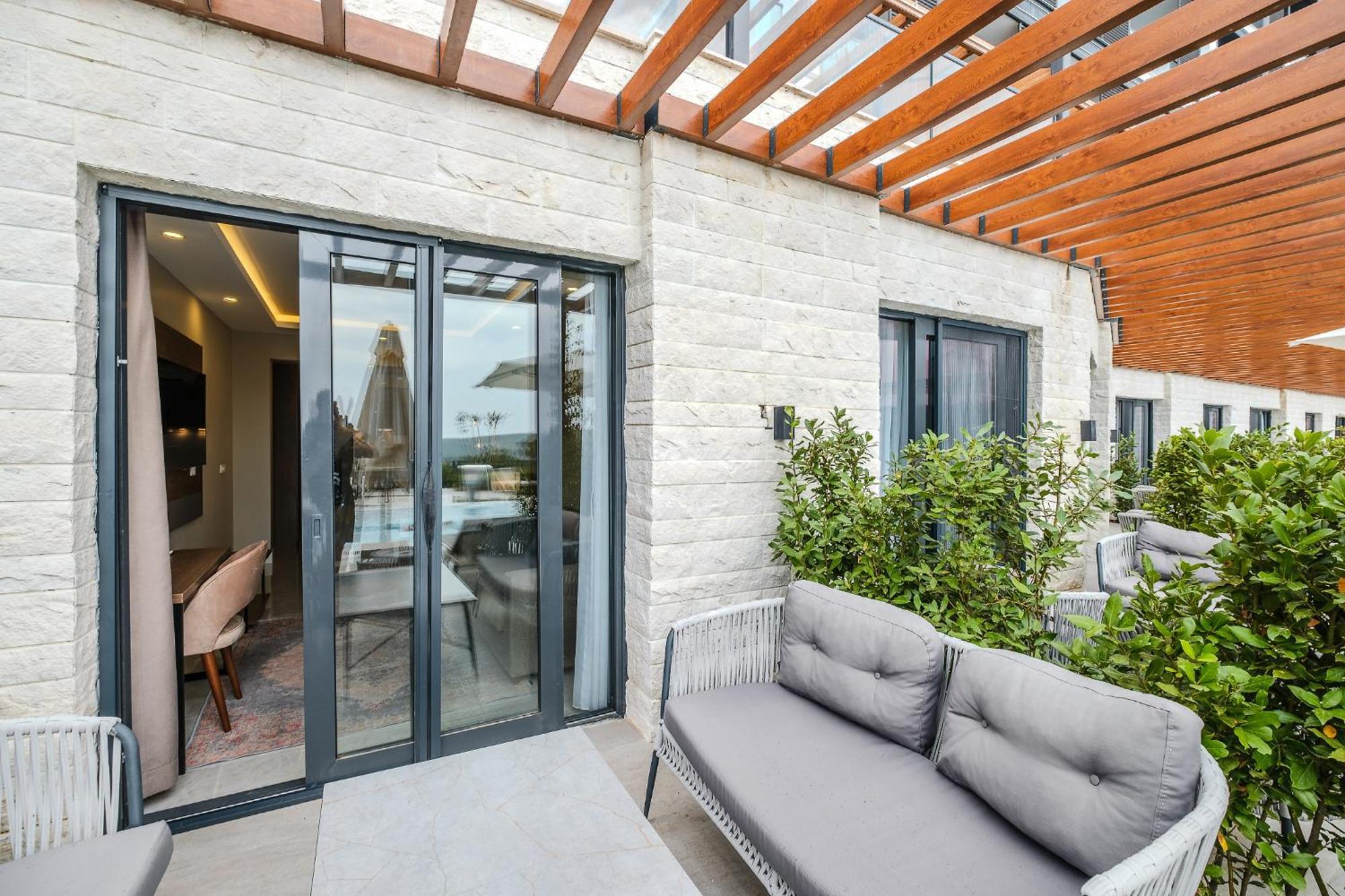 Montenegro Lodge Kavac Room photo A sliding door