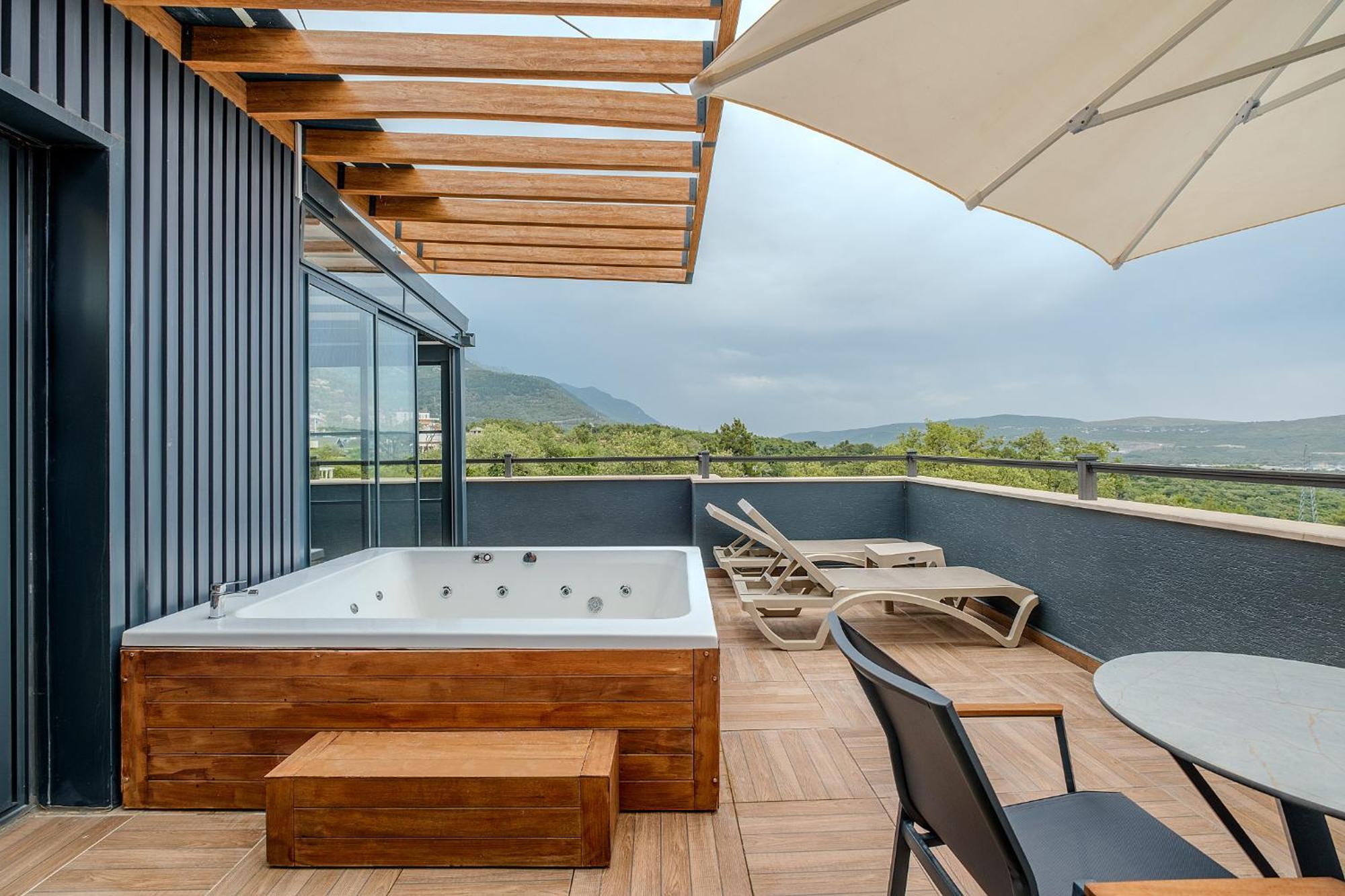 Montenegro Lodge Kavac Room photo Rooftop terrace with a hot tub