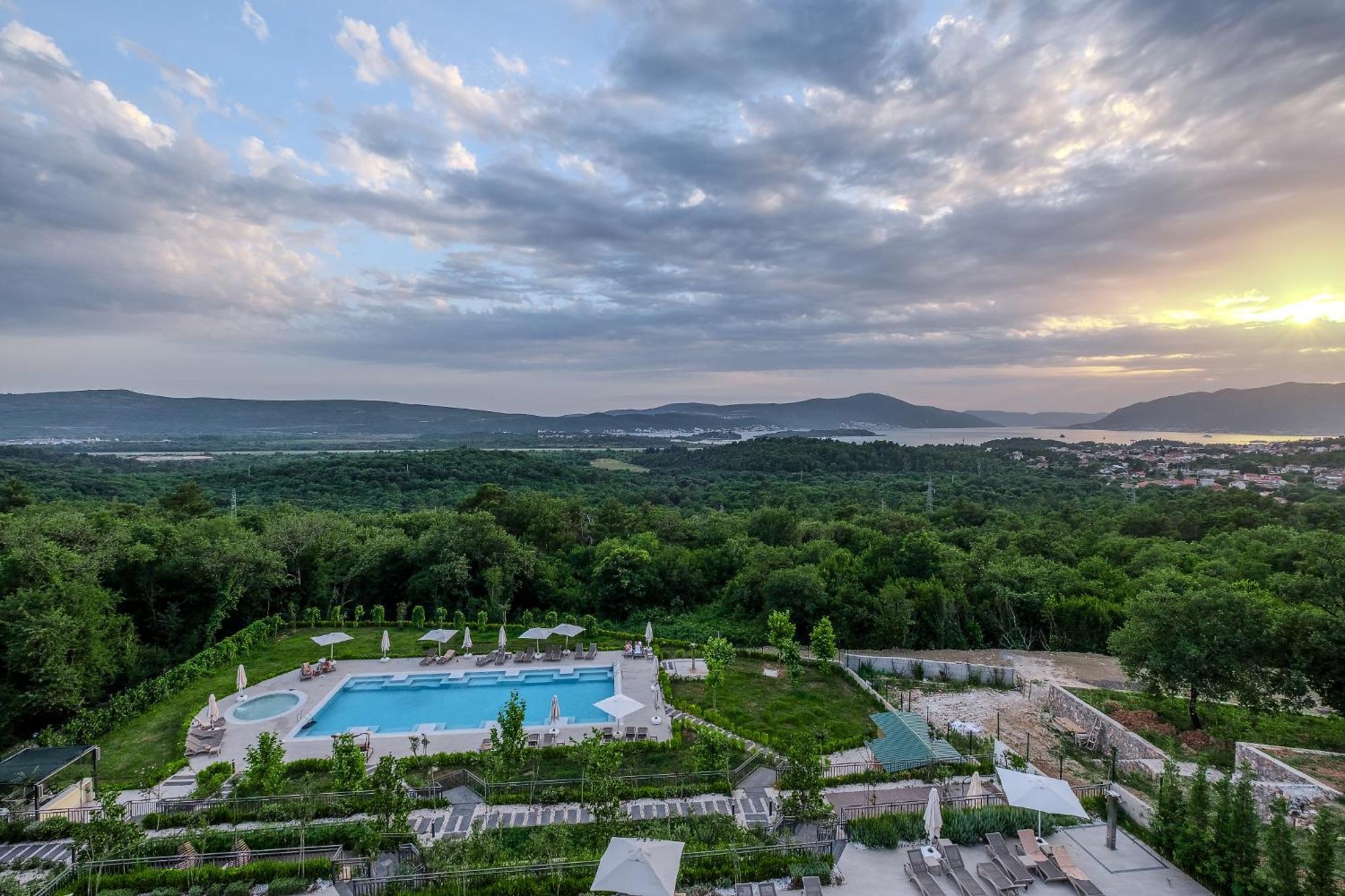 Montenegro Lodge Kavac Exterior photo View of the resort