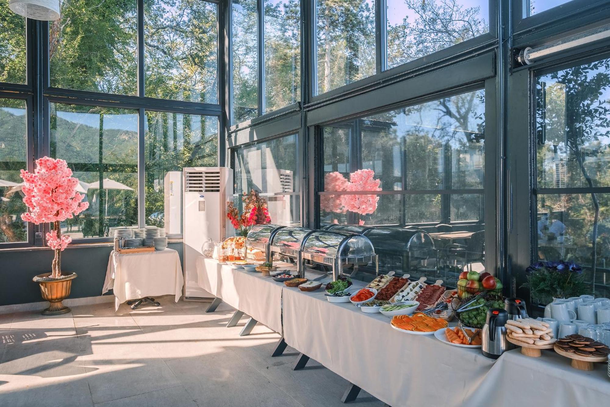 Montenegro Lodge Kavac Exterior photo A buffet at a restaurant