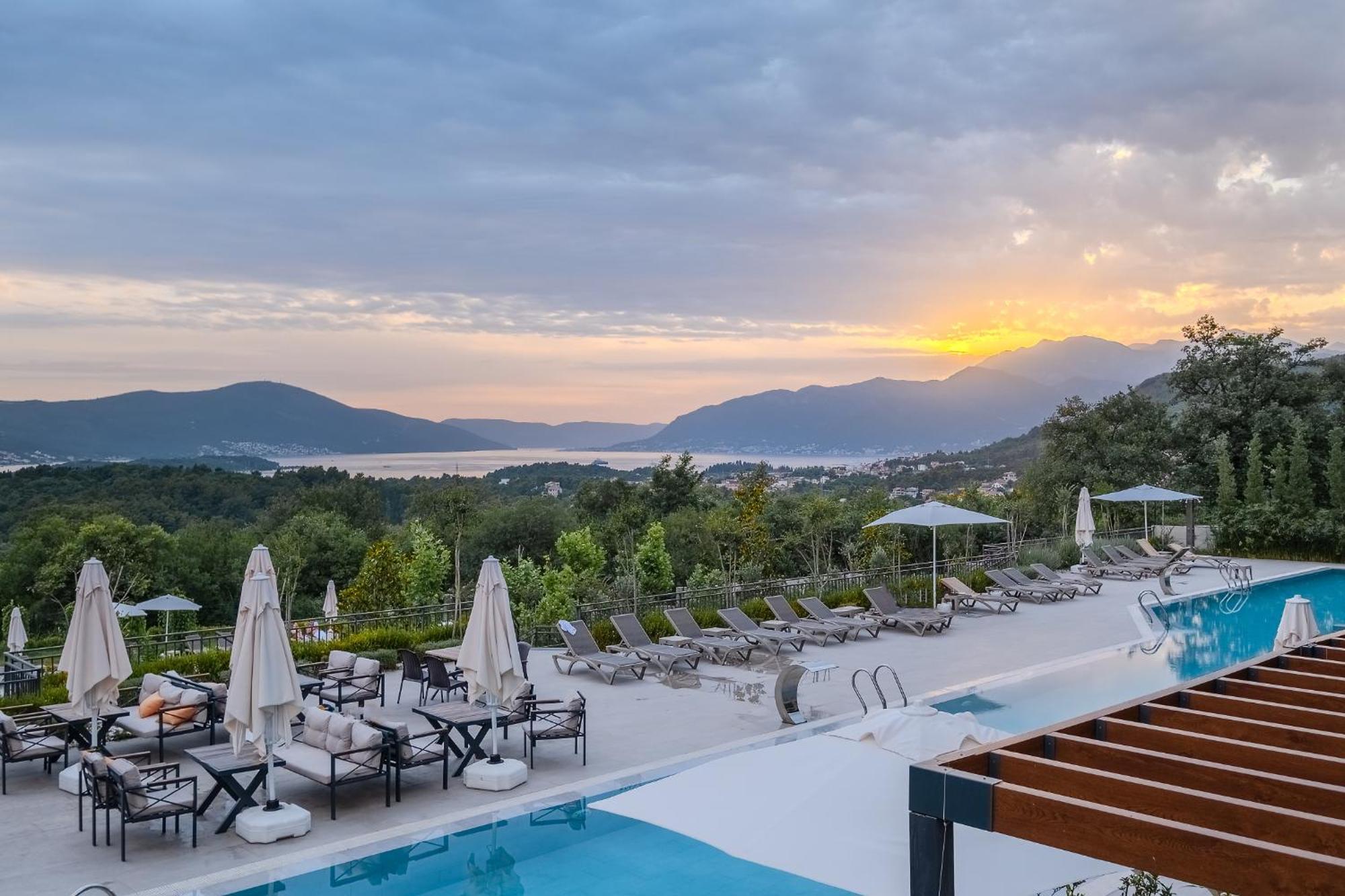 Montenegro Lodge Kavac Exterior photo Sunset at the hotel