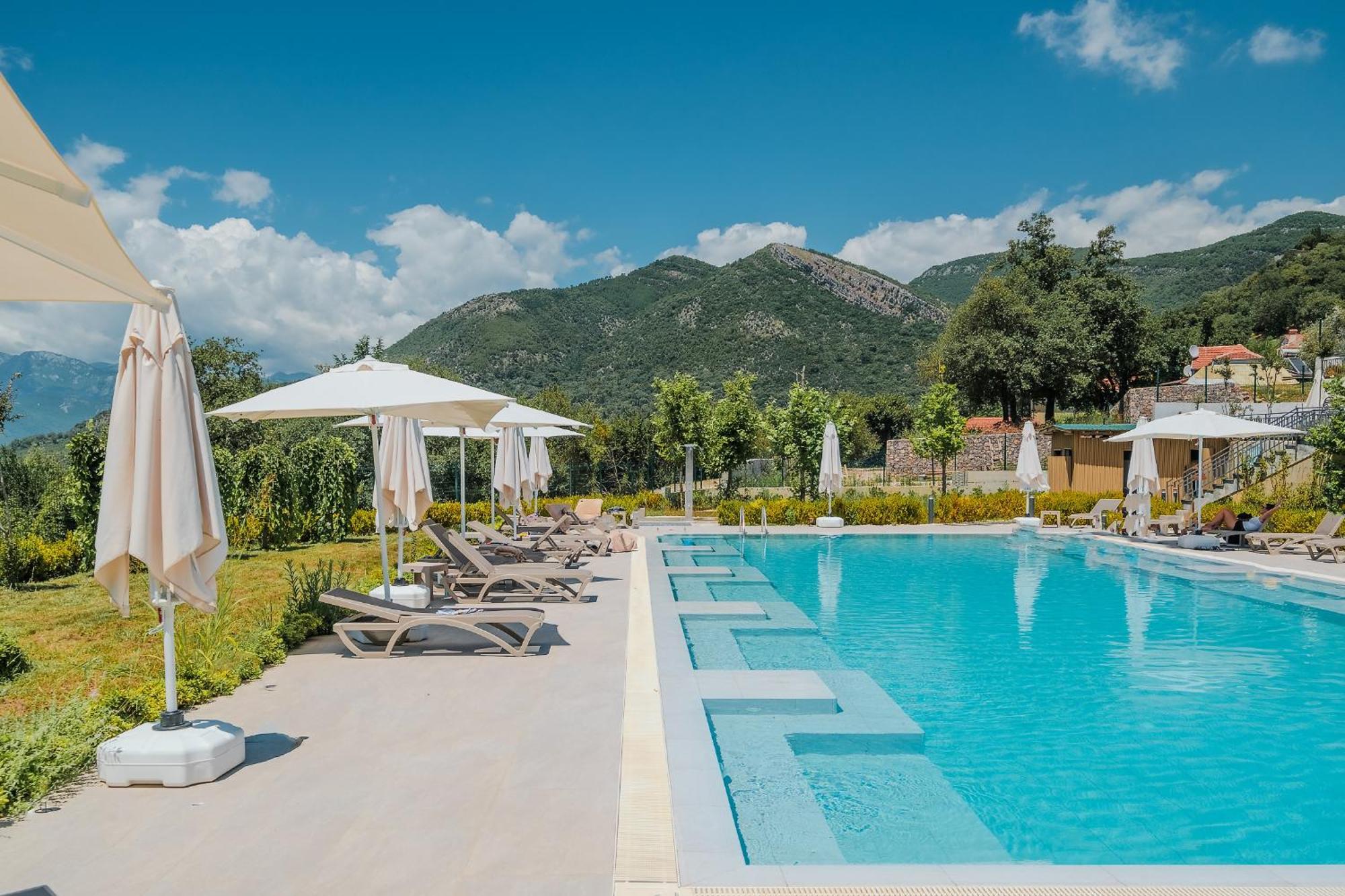 Montenegro Lodge Kavac Exterior photo The swimming pool at the hotel
