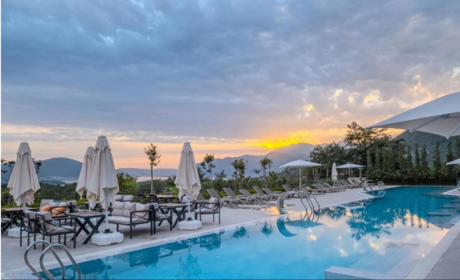 Montenegro Lodge Kavac Exterior photo Sunset at the hotel