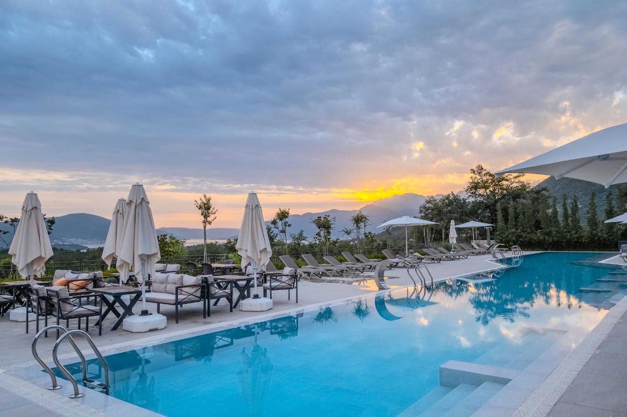 Montenegro Lodge Kavac Exterior photo Sunset at the hotel